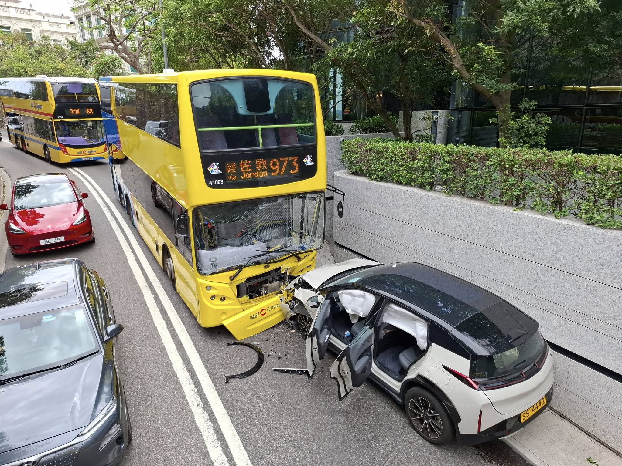 淺水灣道ZEEKR私家車逆線撞城巴