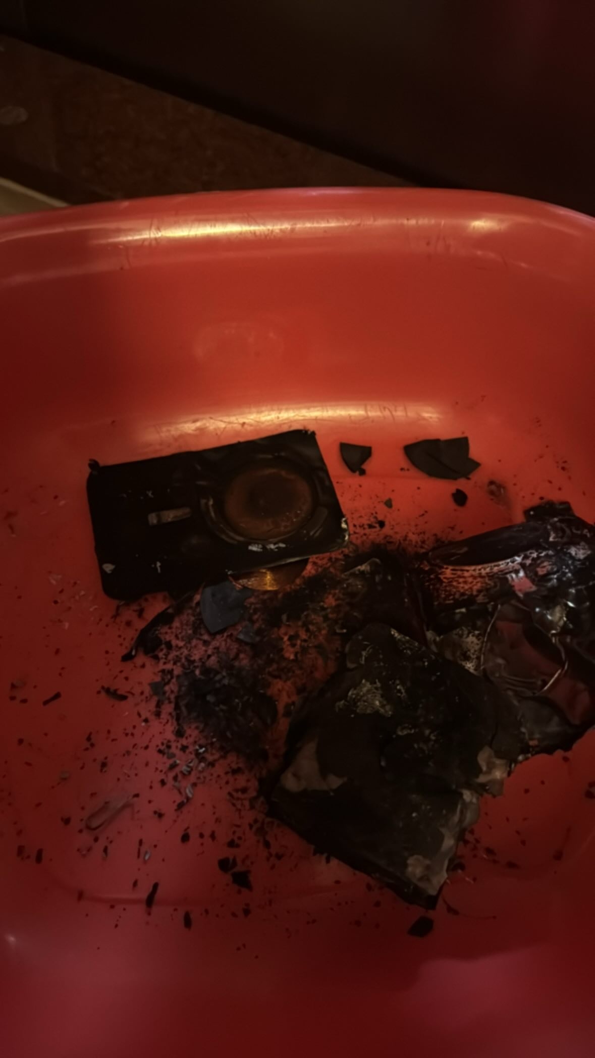 港女淘寶買「尿袋」突然爆炸　外殼燒至焦黑　事主：爆炸聲嚇醒我