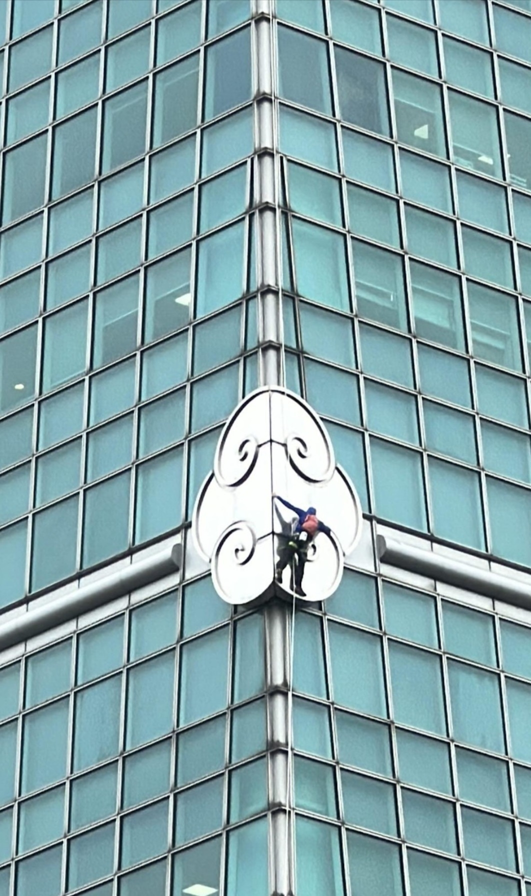 美國攀岩傳奇霍諾德（Alex Honnold）周日（1月25日）「徒手攀登」高達508米的台北101大樓，歷時1小時31分完成壯舉。（資料圖片）