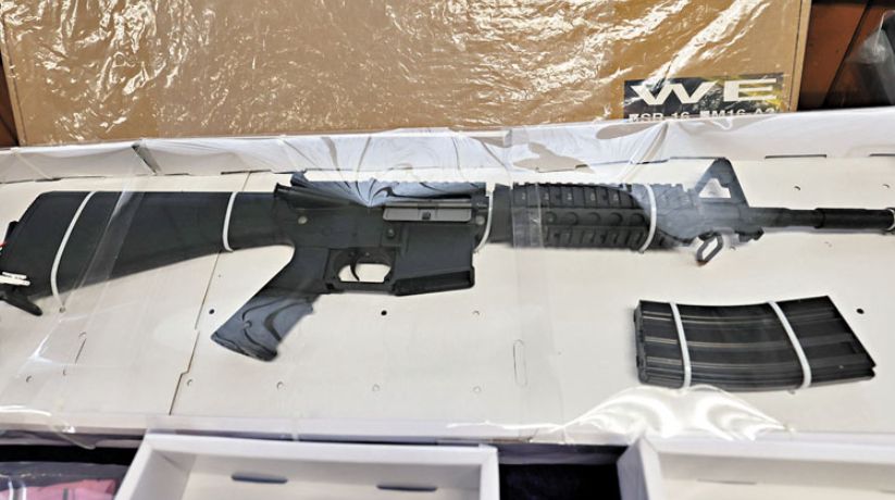 內地遊客持仿製步槍手槍搭港鐵惹恐慌　警查「天眼」後即日拘捕