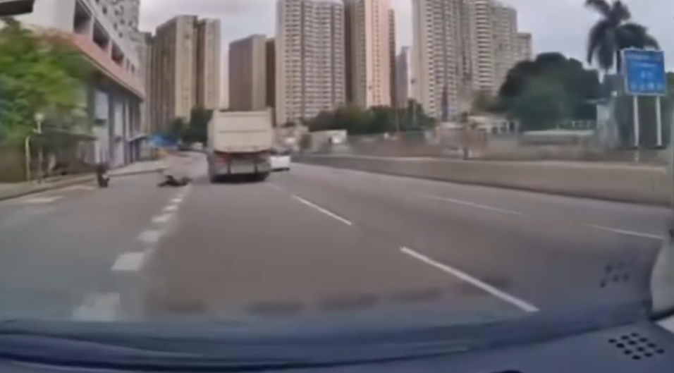 車Cam直擊｜泥頭車黃大仙與電單車起碰撞　鐵騎士飛出車外勁驚險