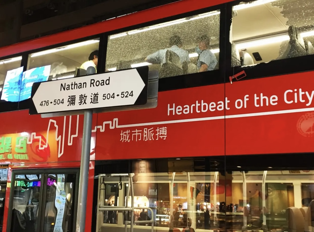 涉事巴士車窗被打破，警員在現場搜證。(網上圖片)