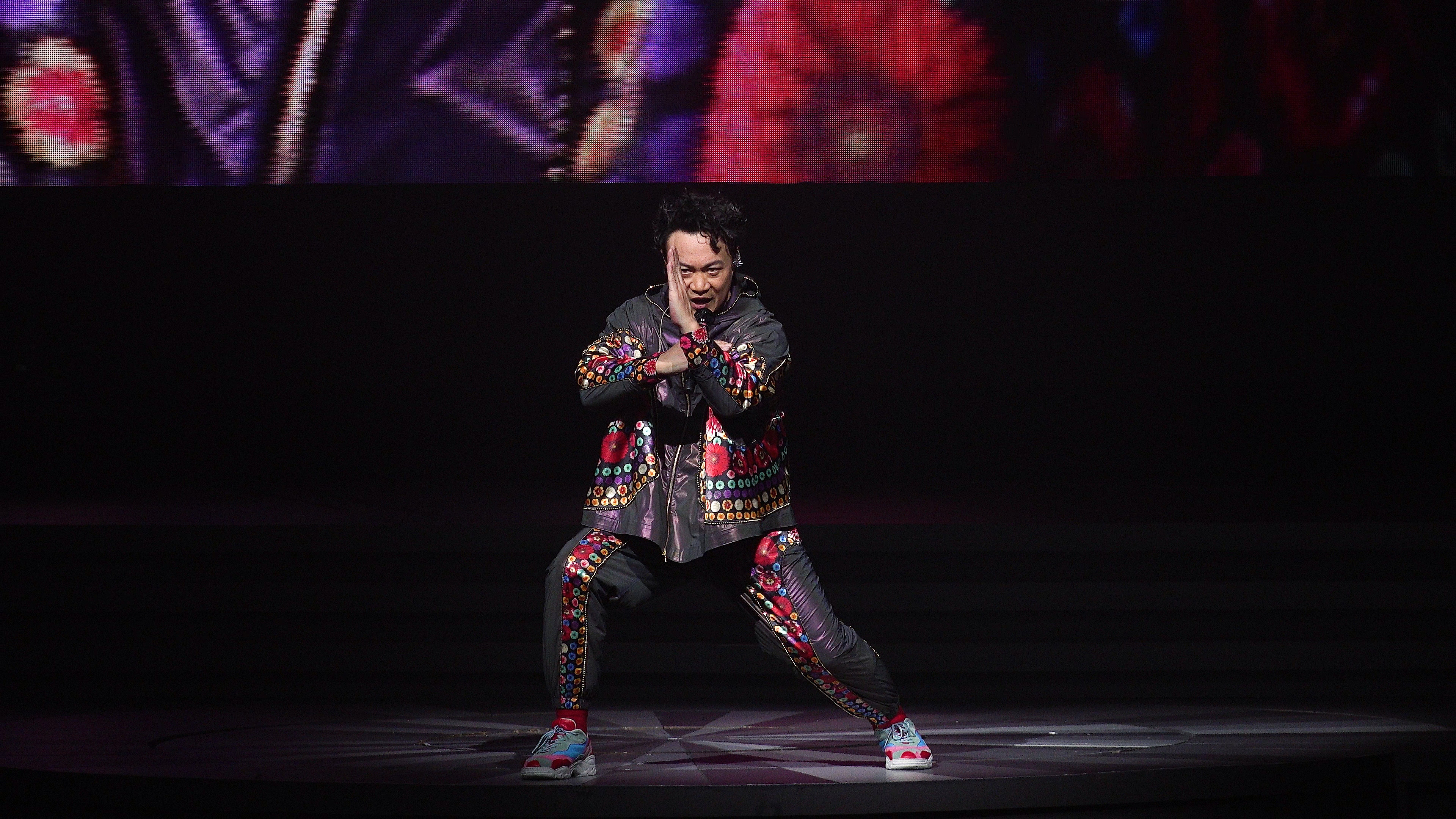 Eason唱《超人的主題曲》，不停做打怪獸動作。