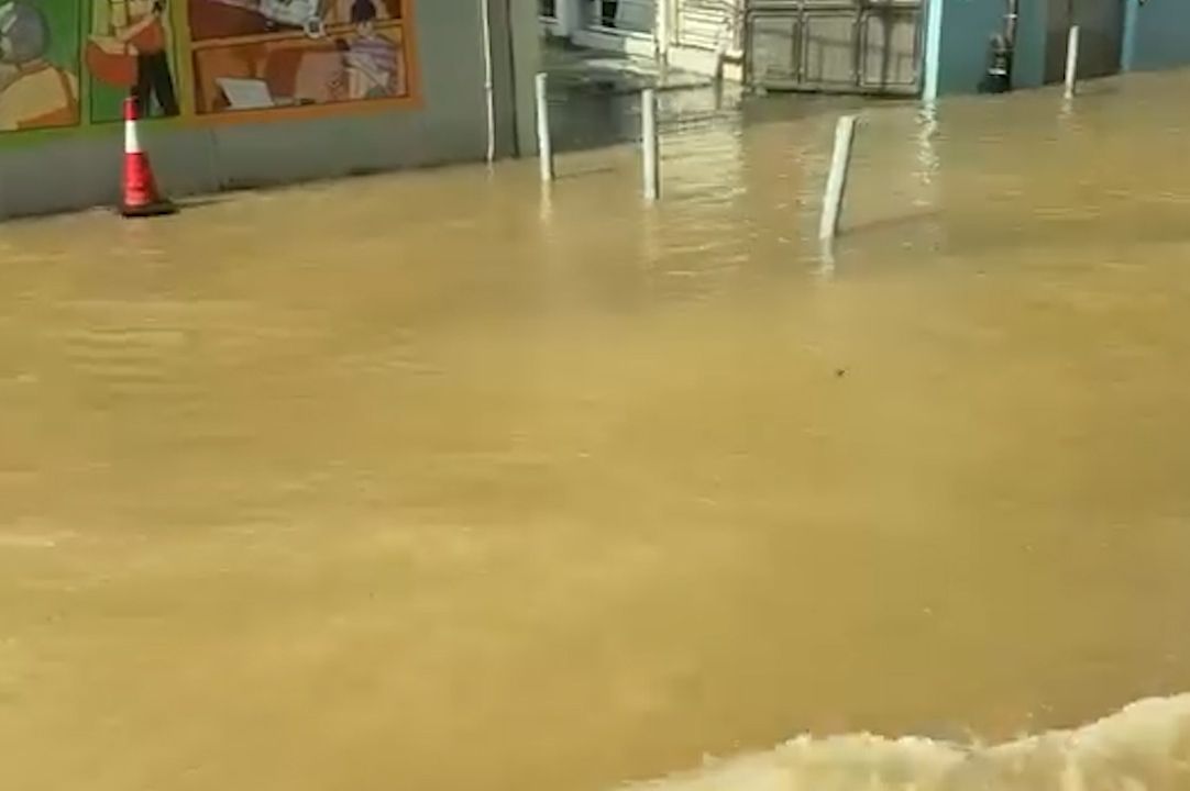 青衣警署正門前爆水管，泥水淹行人路及馬路。(現場影片截圖)