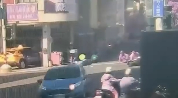 私家車一路滑行到對面行車線才停下。（Facebook影片截圖／記者爆料網）