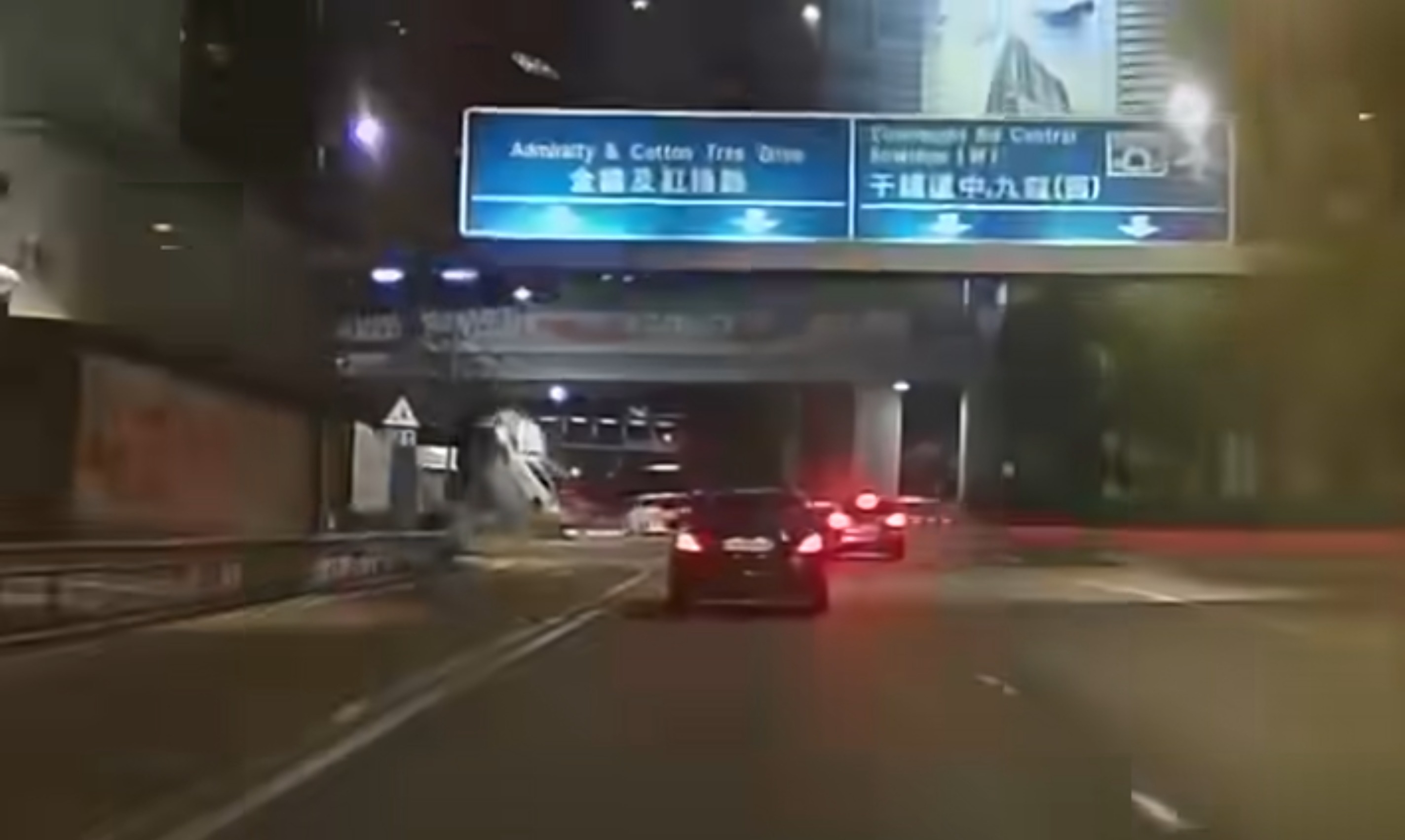 車Cam直擊丨夏慤道私家車自炒撼石壆反車　網民評分：難度分3.5