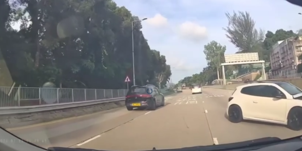 車Cam直擊｜元朗私家車狂飆失控　撞壆翻轉橫跨車道震撼畫面曝光