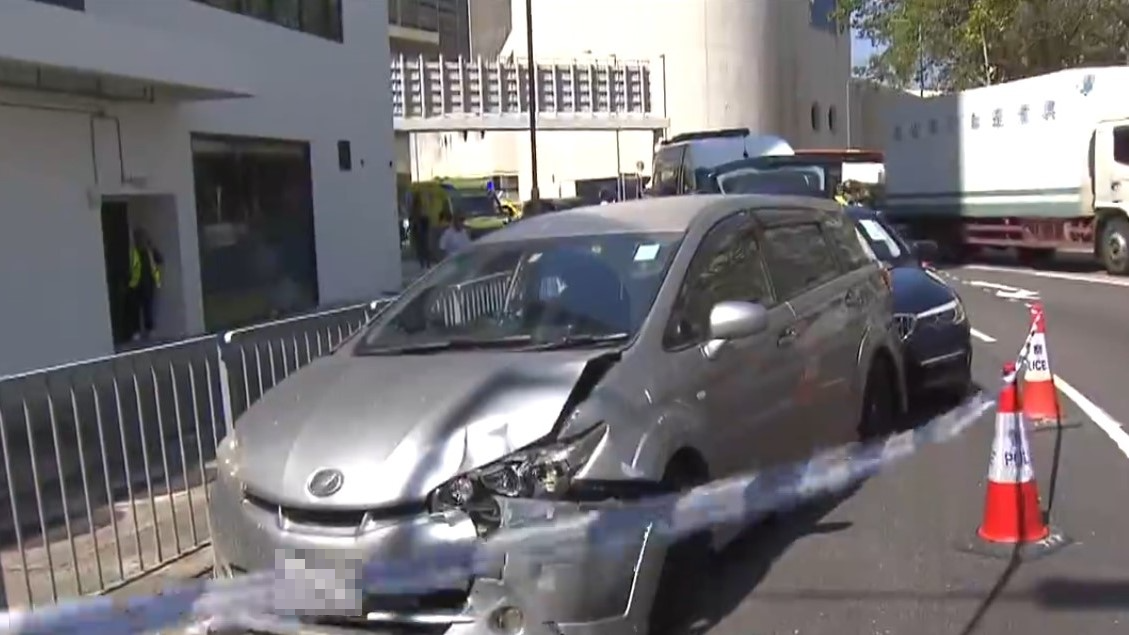 涉事私家車的車頭燈損毀，碎片散落在地上。（網上圖片）