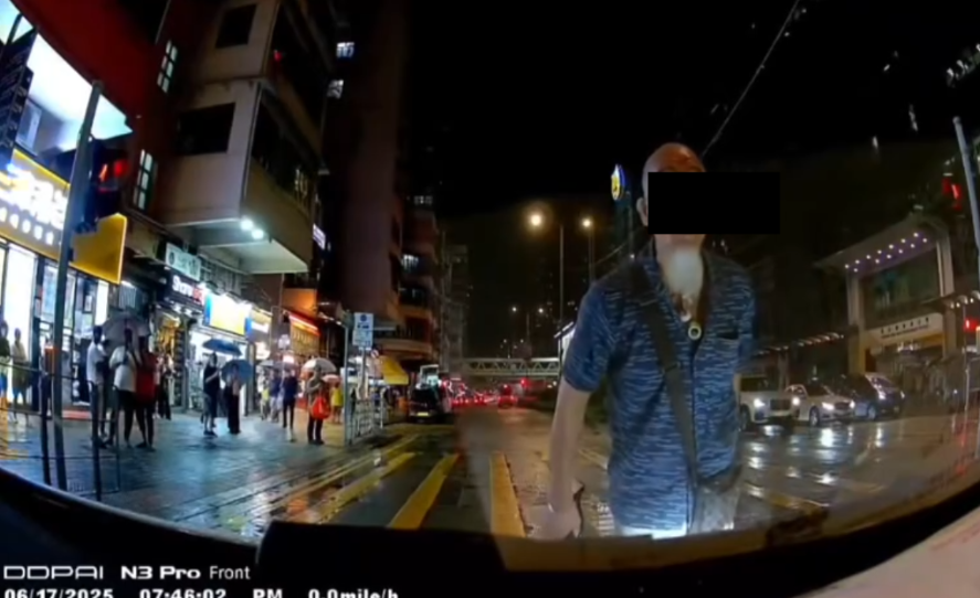 車Cam直擊｜港版「龜仙人」衝紅燈被呠唔忿氣，惡霸仲踢人車兼大罵車主。