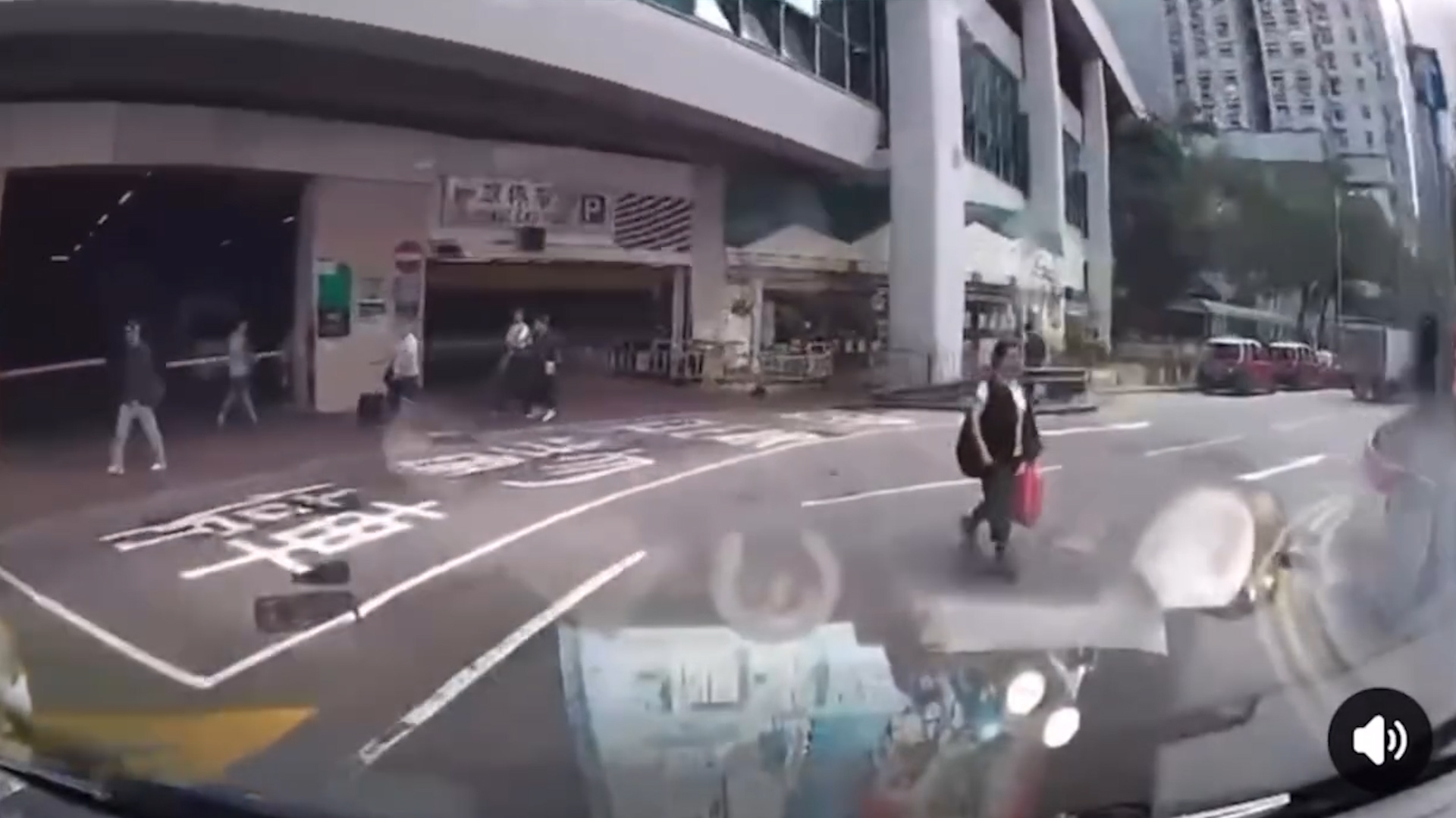車Cam直擊｜柴灣女子亂過馬路「被車撞」　車輛慢駛片段網絡瘋傳惹議