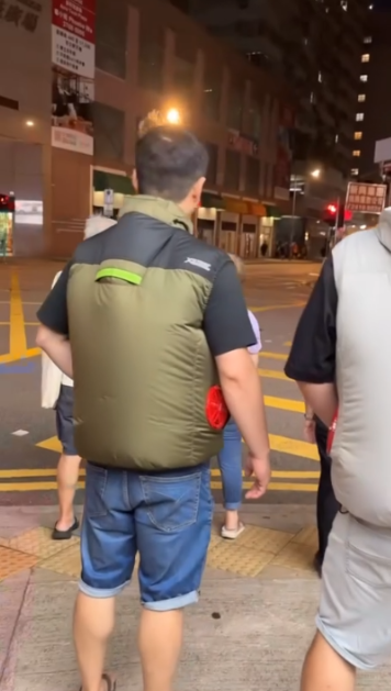 香港夏天街頭現「羽絨」奇景　新蒲崗兩男靠「風扇背心」解熱引熱議