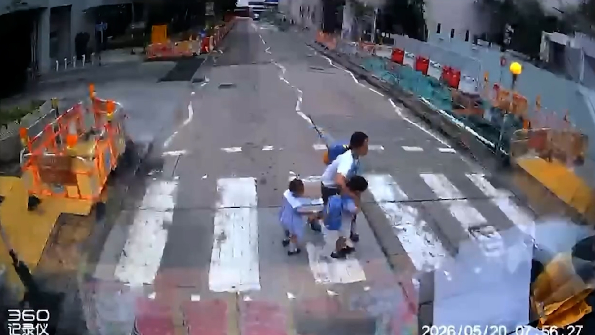 車Cam直擊｜逆線私家車「衝斑馬線」險撞過路學童　姐姐反應快救命　網民怒轟要舉報 （FB@Akakin Li）