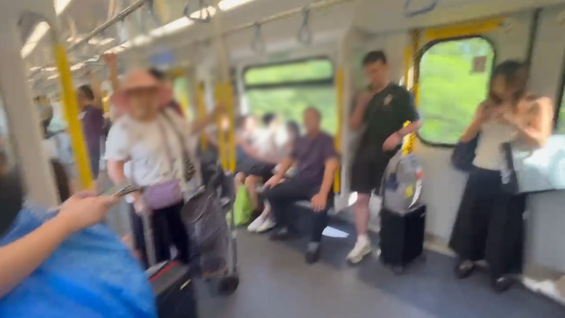 東張西望報料｜東鐵普通話大叔擺袋霸位唔畀人坐　被全車人鬧仲聲大夾惡理論