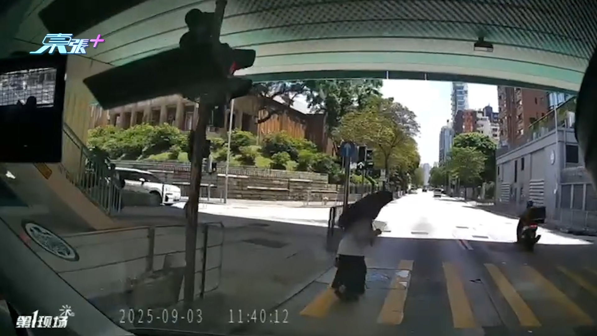 車Cam直擊｜九龍塘工人姐姐亂拖細路過馬路險被撞　網民：真係亂嚟