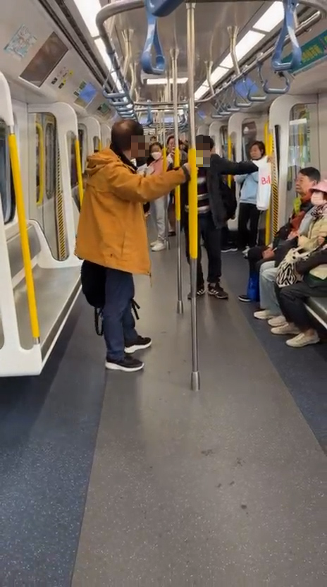 至影片末段，打鬥稍歇，兩人在車廂內維持對峙狀態。（報料觀眾提供影片截圖）