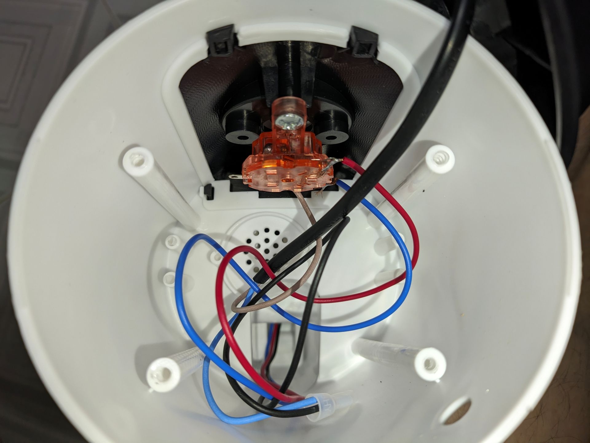 拼多多香港包郵吸港人網購電器　拆$13內地製風扇竟揭安全隱患