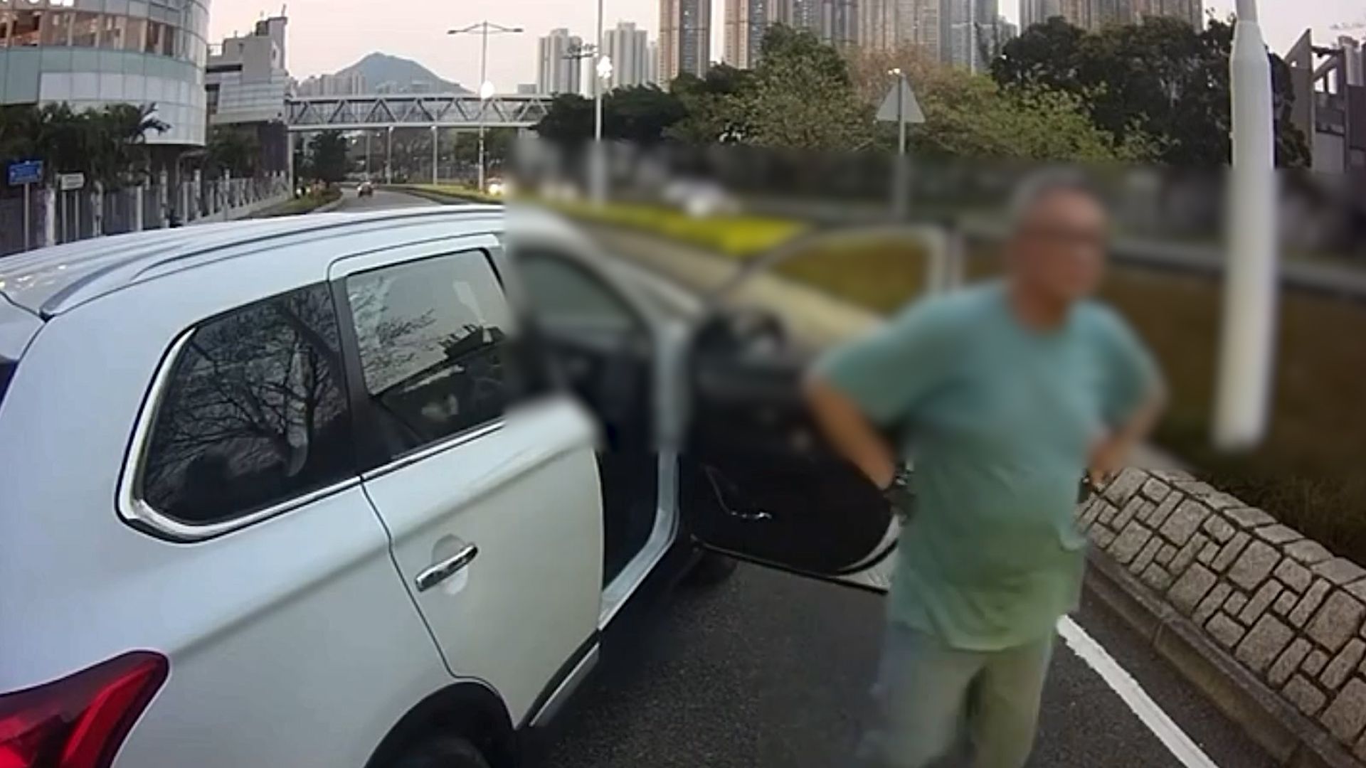 有片｜將軍澳白色私家車螺旋處閘車及讓線沒停