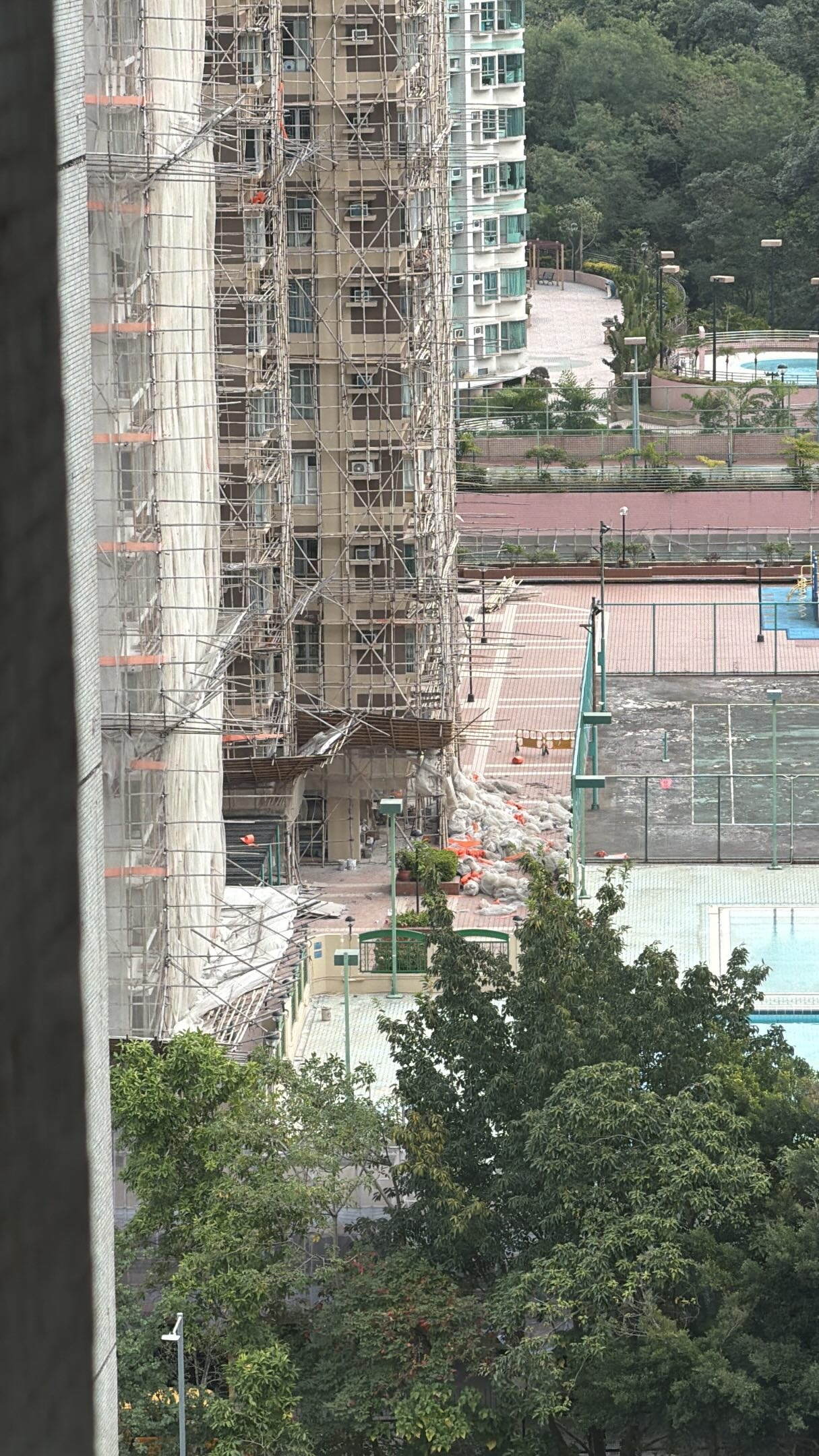 屯門怡樂花園有人急拆網