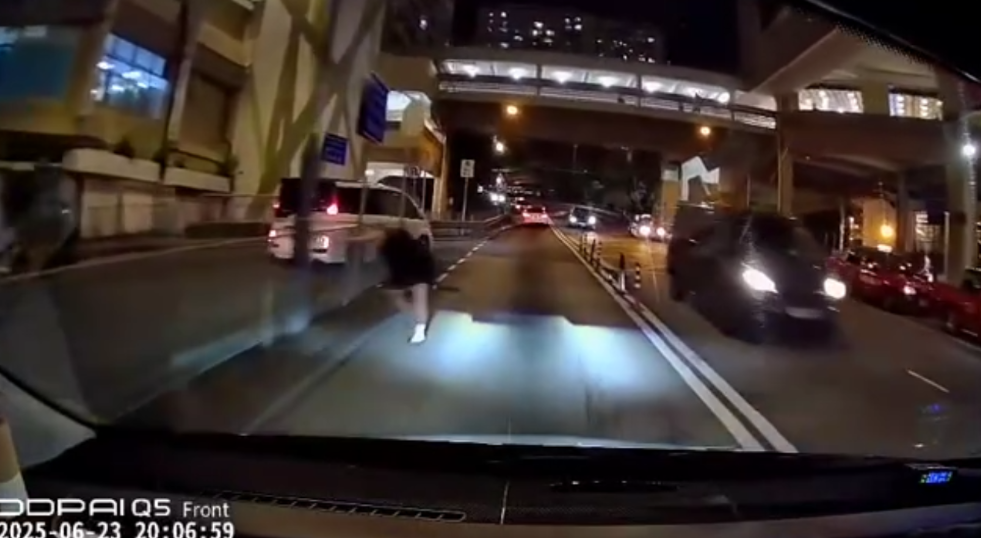 車Cam直擊｜清水灣道驚險一幕 黑裙女衝車陣過馬路 跌倒撞欄跪地嚇親司機