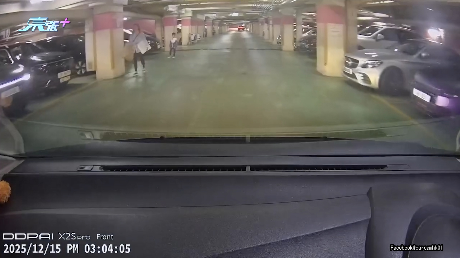 車Cam直擊｜細路停車場變「甩繩馬騮」　突衝路中心險被撞　網民：累死司機