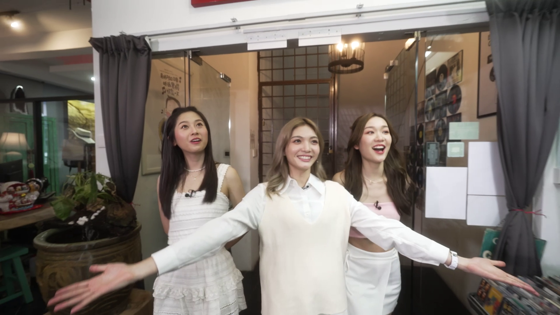 Adeline帶住兩位主持去唔同特色景點打卡