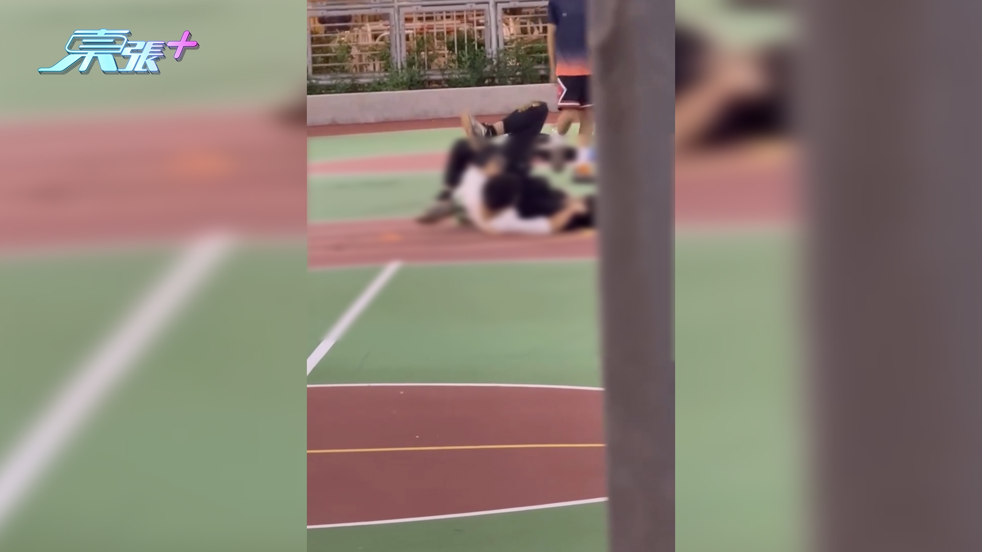 球場MMA｜兩少年動武糾纏倒地　一人「出刀」一人戴「鐵蓮花」(FB@車cam L（香港群組）／Billy Chan)