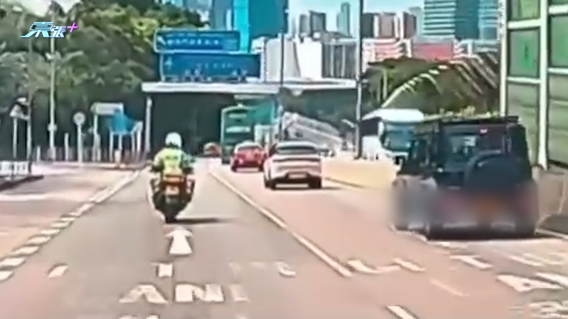 車Cam直擊｜吉普車硬Cut兩線仲閘警察　網民笑稱：自己申請畀阿Sir罰