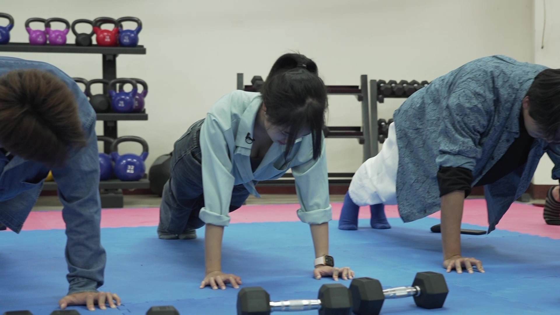 電競手原來都要操體能，呢個手指掌上壓齋睇相都覺得辛苦，留意番暉哥對手係唔合格。