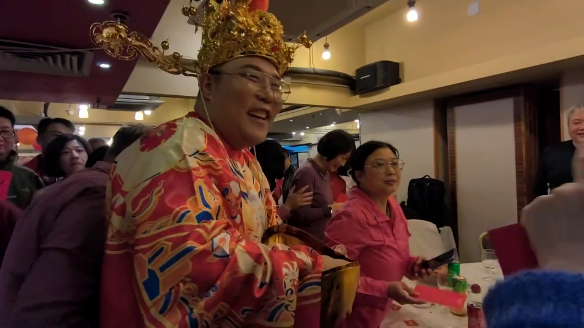劉洋又即場化身財神，向粉絲大發紅包。
