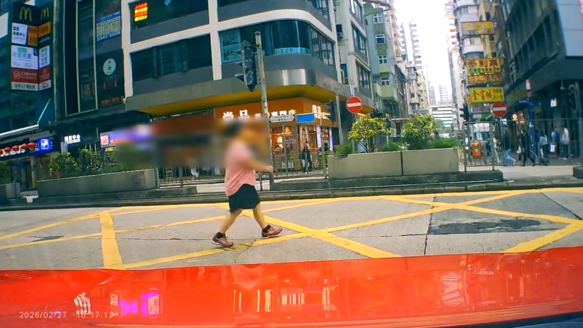 從車Cam畫面可見，一名女子突然走出路面，未有顧及當時車流。行至路中間時，她依然以極慢步伐前進，逼使司機要慢慢煞車及減速避讓。