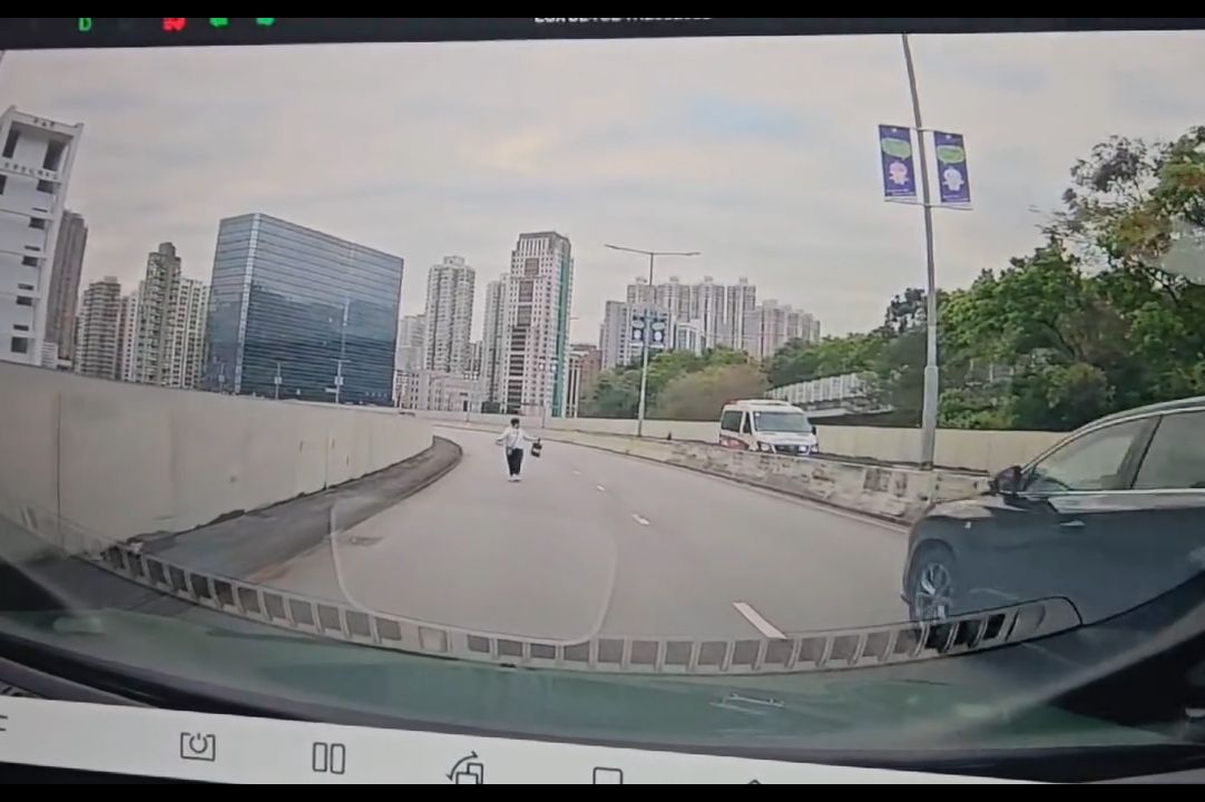 荃灣大河道天橋頂女子亂跑疑碰瓷，警察落車「成功追截」。