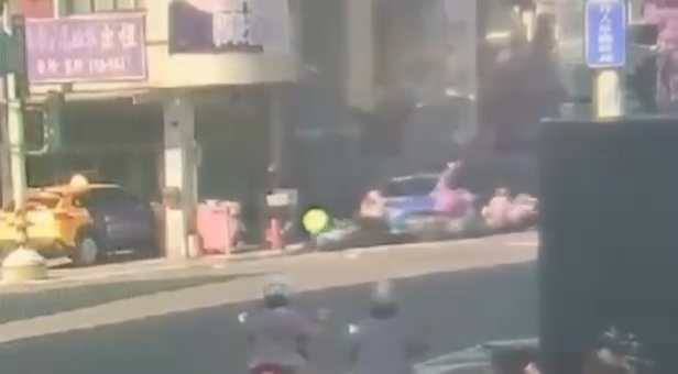 事發時，陳翁駕駛的私家車與多輛電單車，停在正義路與鐵道街路口停車等候紅綠燈，其後陳翁的私家車突然衝前，把前方的電單車撞倒。（Facebook影片截圖／記者爆料網）