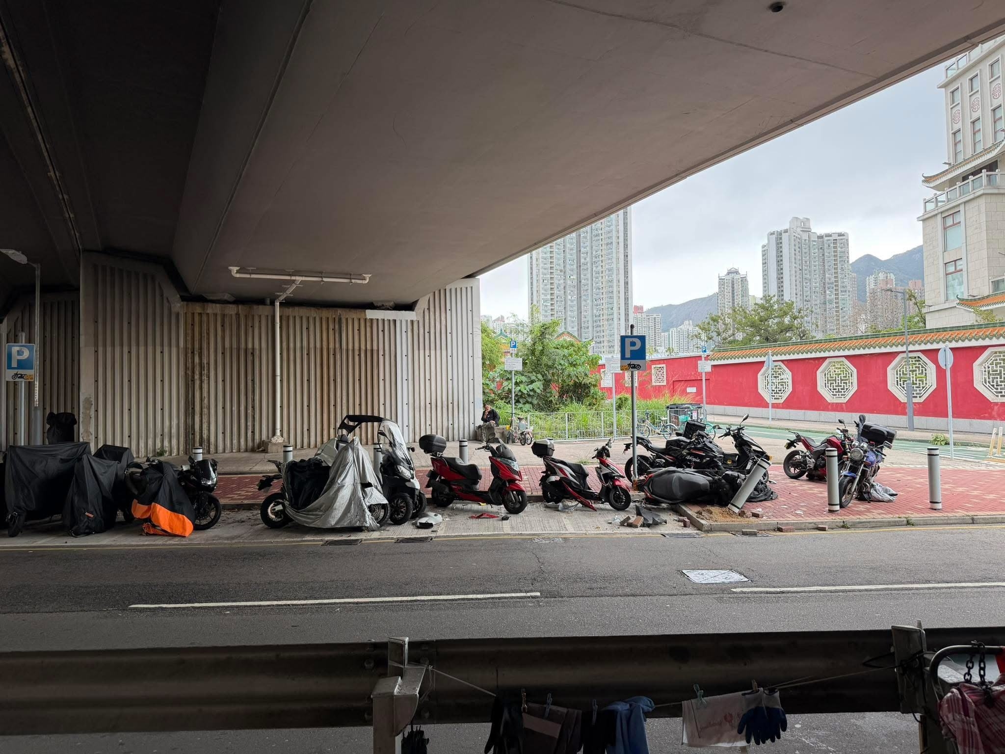 網上相片顯示，現場一片狼藉，多輛電單車東歪西倒，零件四散地上。（Facebook圖片／香港鐵騎館）