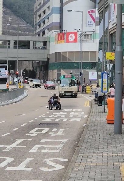 有片｜將軍澳老婦揸電動輪椅馬路逆線奔馳