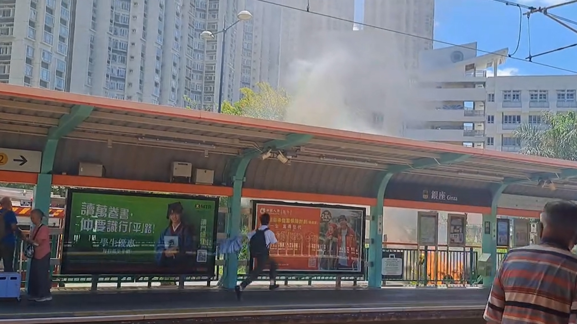 天水圍輕鐵銀座站對開私家車起火　濃煙衝半空消防到場灌救 （FB@香港交通及突發事故報料區／LI LY LI）