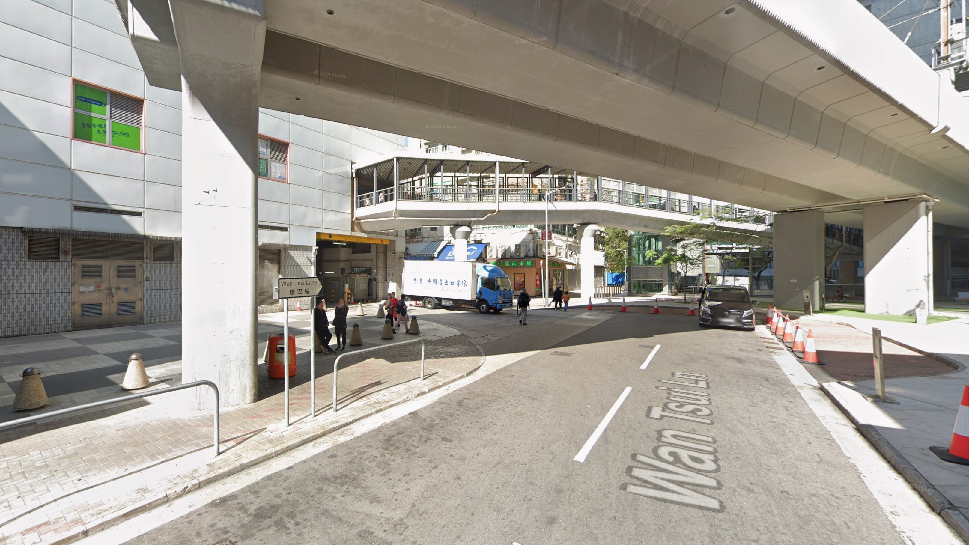今日（12月12日）早上，一名車主發現其停泊在柴灣環翠里的密斗貨車，被盜去車內一部iPhone 12手提電話及12個車輪螺絲蓋，損失約7500元。（Google街景截圖）
