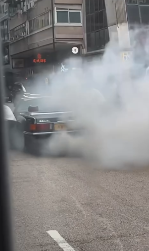 銅鑼灣古董車街頭著火冒濃煙警協助救火