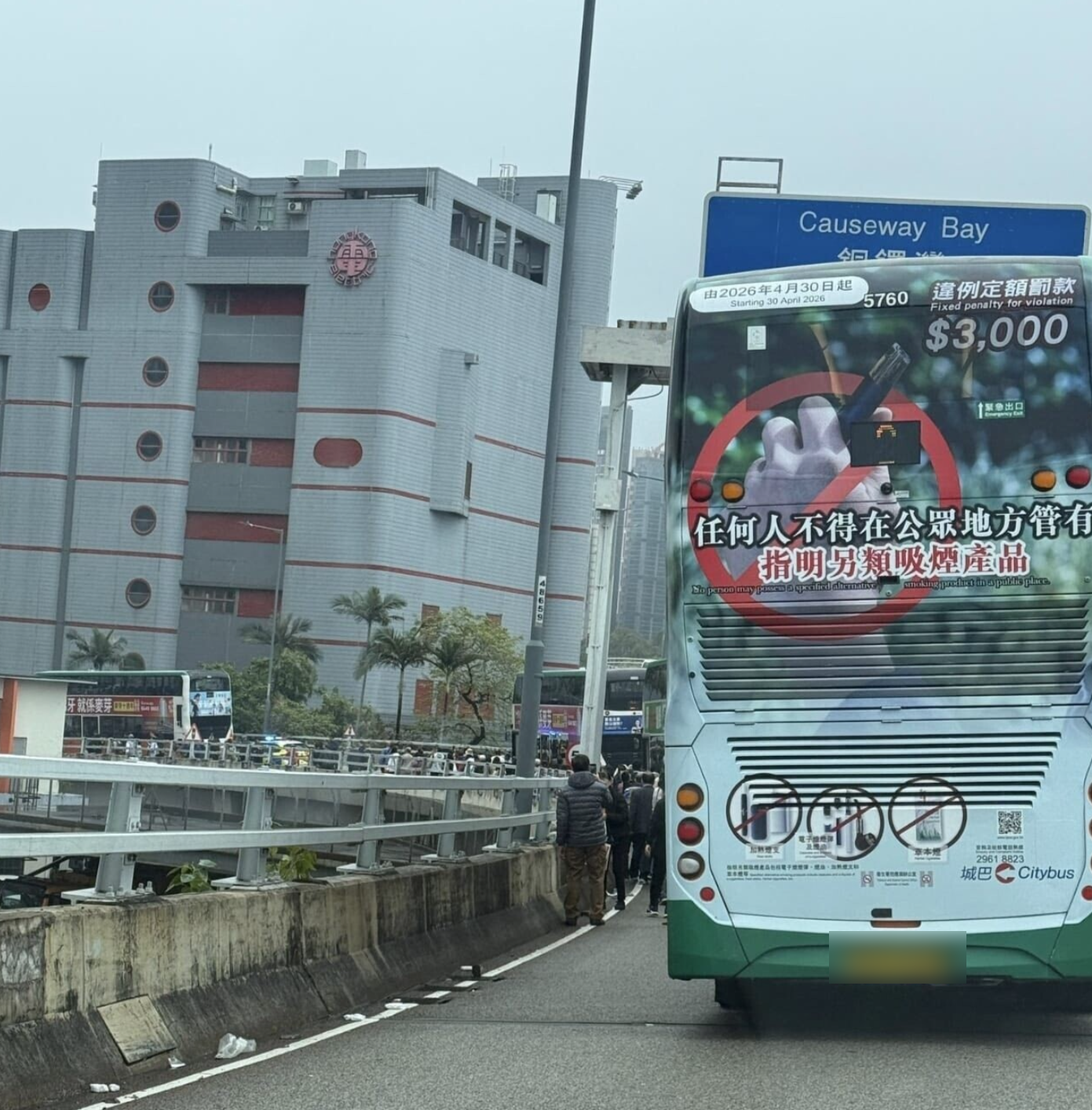 東區走廊貨Van失控自炒塞爆全線　巴士乘客集體「落橋逃亡」畫面曝光