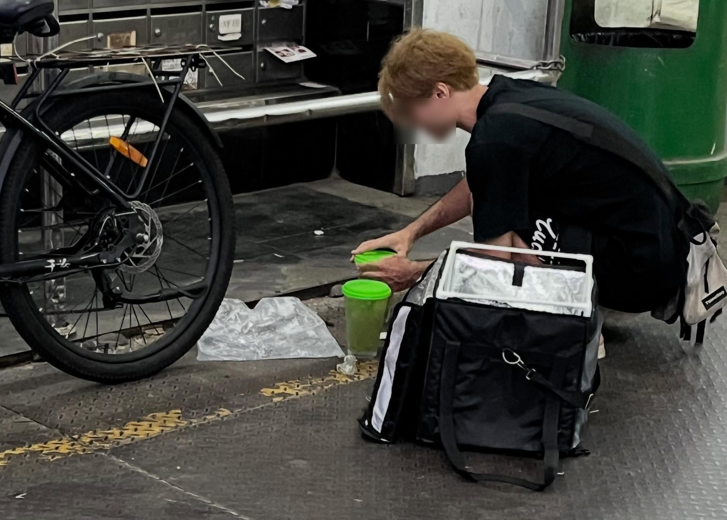 有市民於社交平台發文，指目睹一名外賣員在送餐途中不慎打翻飲品，竟將倒瀉於外賣袋內的液體重新倒回杯中，然後繼續送餐。