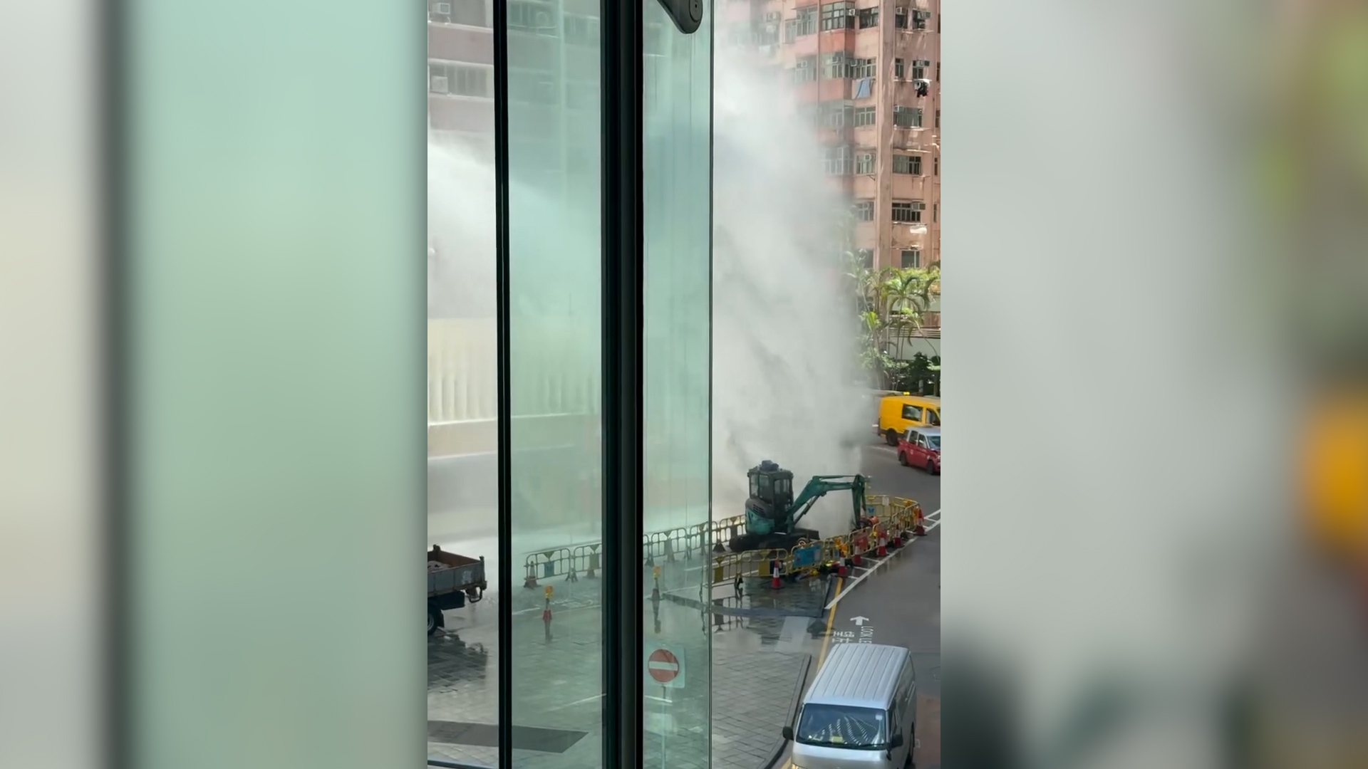 鰂魚涌工地爆水管噴射逾10米高　水柱波及鄰近食肆