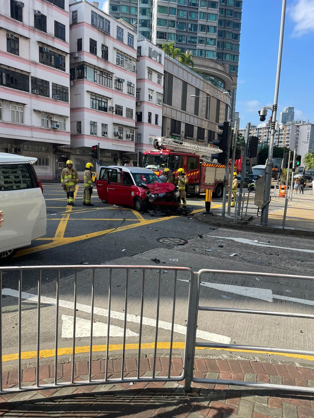 土瓜灣的士與私家車相撞　的士車頭全毀　4人受傷送院