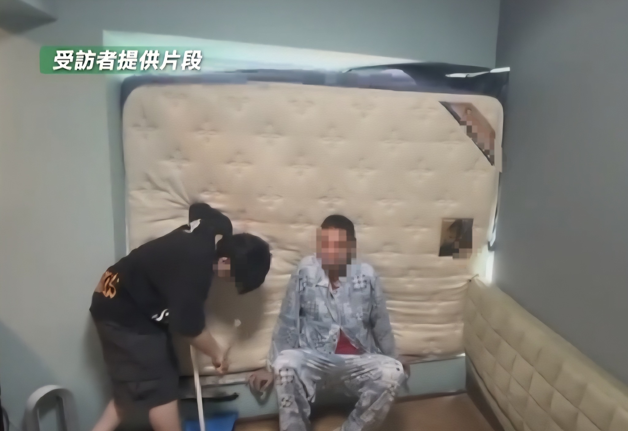 May be an image of 2 people, bedroom and text that says '受訪者提供片段 供片段'