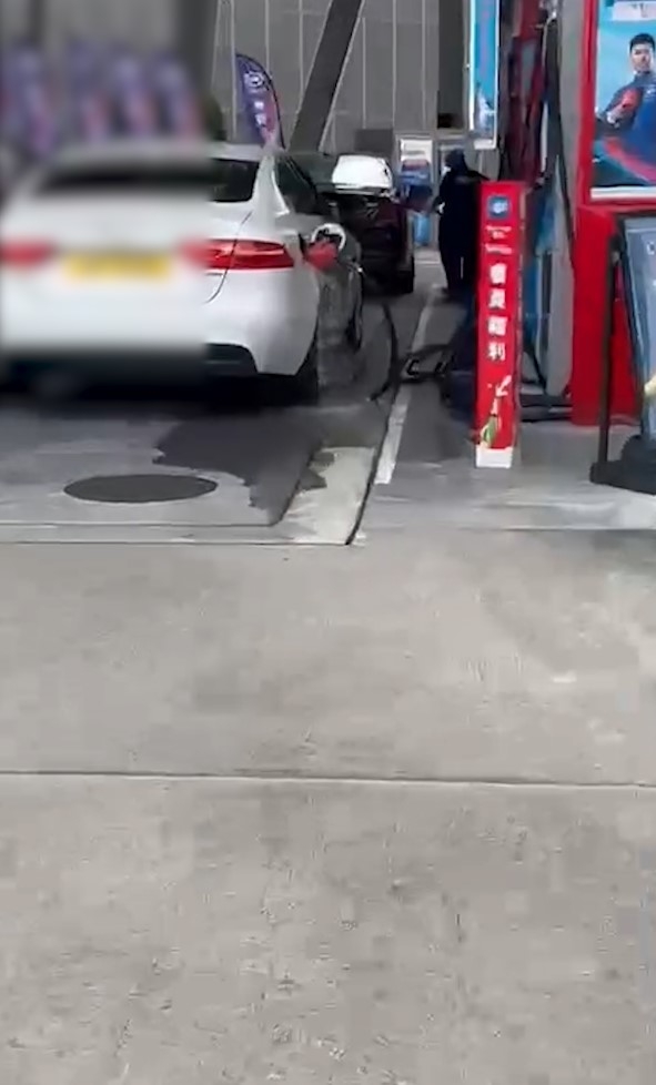 私家車油站入油「入爆油缸」汽油溢出勁危險　片大聲提職員惟無人理會