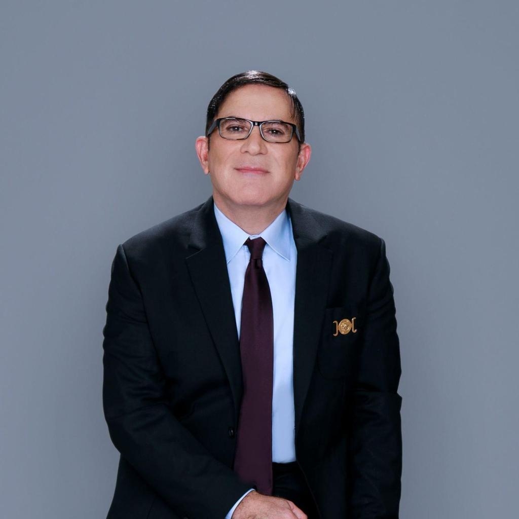 身著西裝的阿齊茲的頭像。