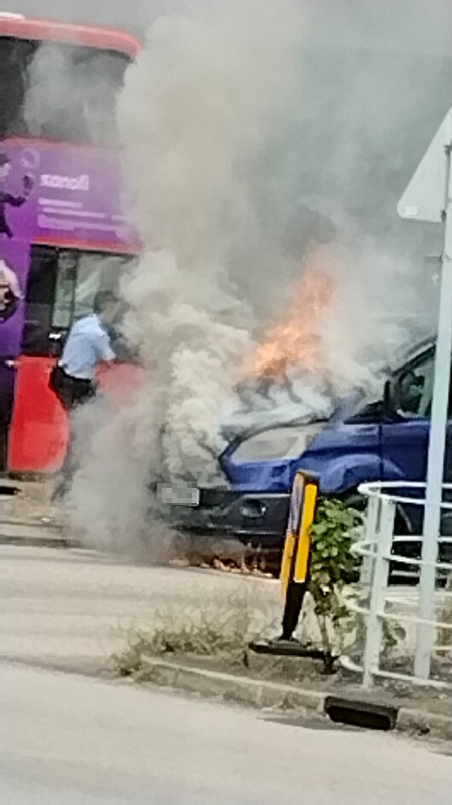 涉事客貨車停泊在青田路與鳴琴路交界的燈位前，車輛陷入火海，大量濃煙冒出，直衝半空，警方及消防人員趕到現場處理事件。（Facebook圖片／車cam L（香港群組）／Bosco Chu）