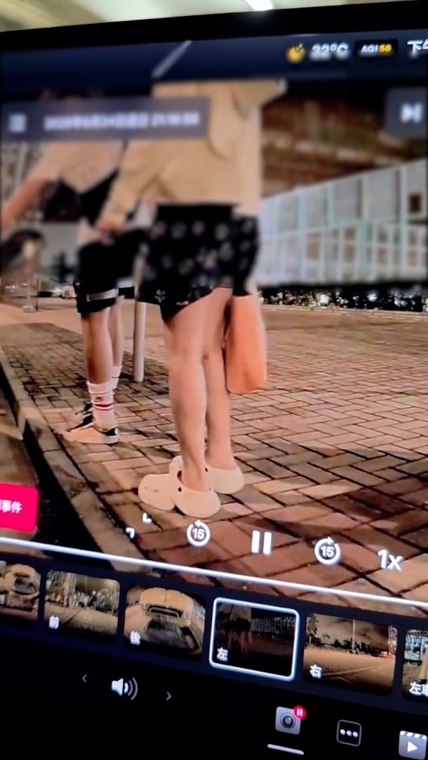 該名少年向一排停泊在街邊的汽車下手，不斷伸手嘗試拉開車輛的車門。（Facebook影片截圖／車cam L（香港群組）／Kelvin Li）