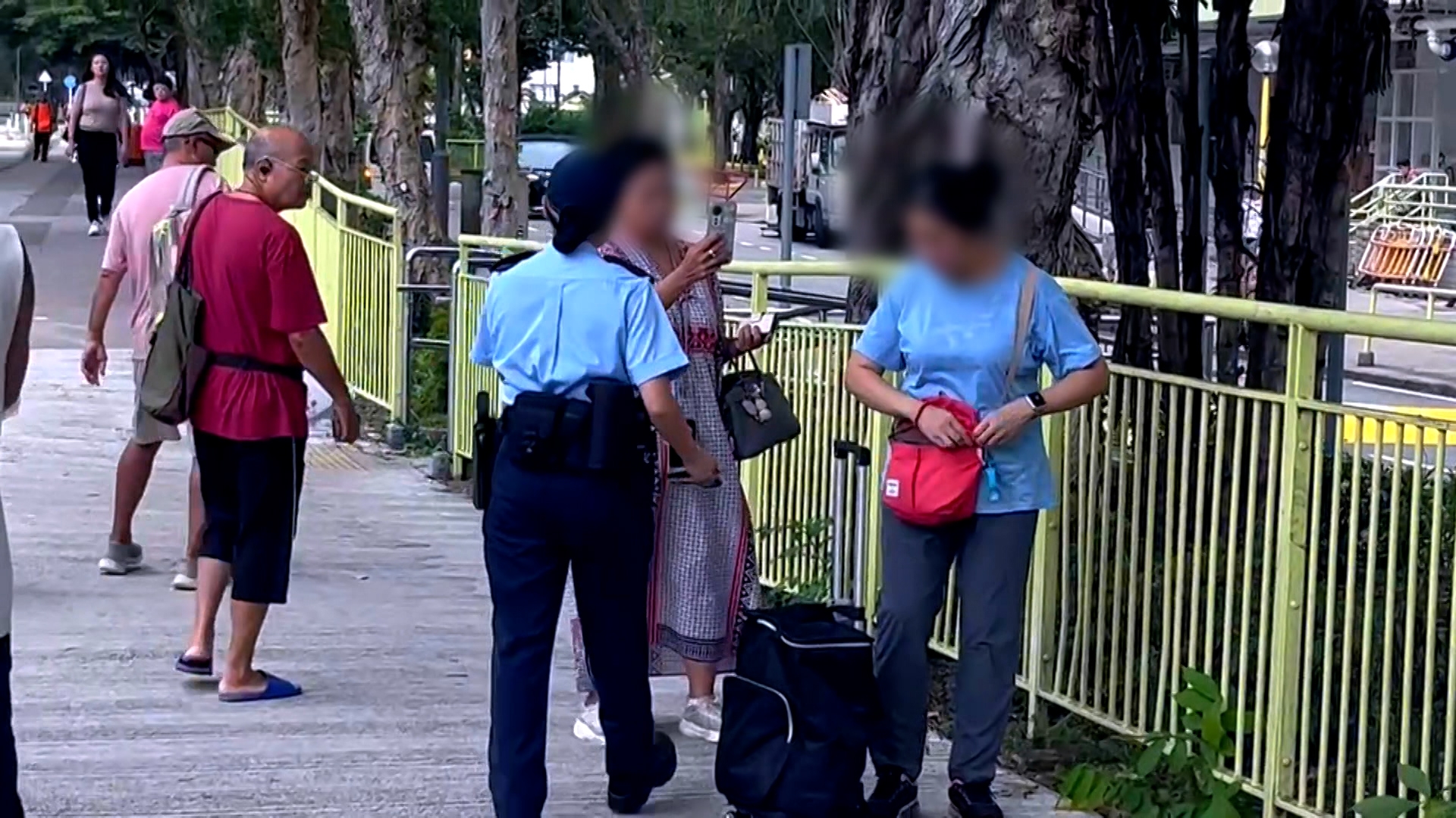 她嚇到一名女街坊要馬上避走，令女警要上前阻止她。 