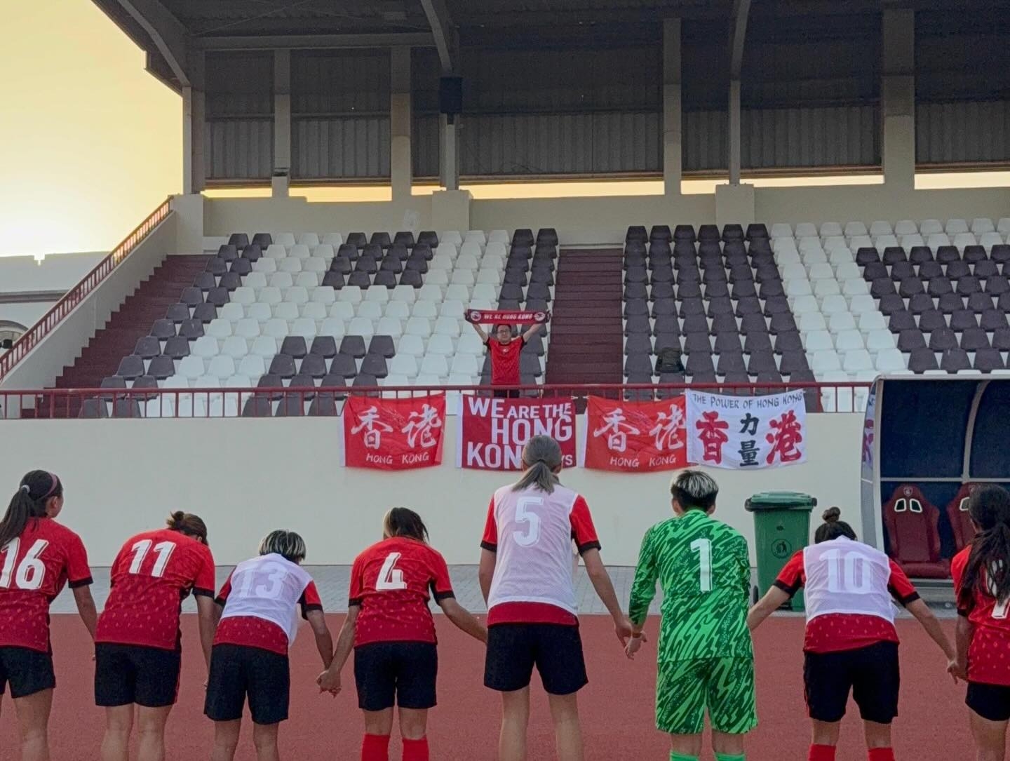 港隊女足一名隨隊球迷已與足總取得聯繫，或會跟隨球隊包機一起回港。（Facebook圖片／香港力量 The Power Of Hong Kong）