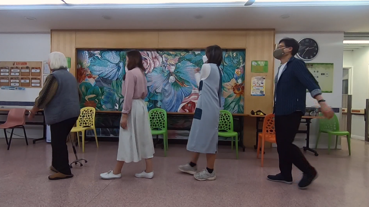 玉嬋婆婆示範如何「深宵散步」召喚周公，吸引三位主持全程緊貼，畫面有趣。