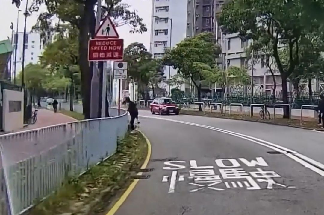 香港男子違規過馬路跨欄，慘變「另類炒車」過程全拍下。(影片截圖)